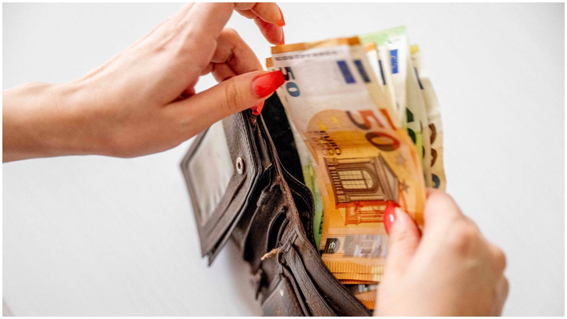 Curs valutar BNR, miercuri, 20 decembrie 2023. Ce urmează după deprecierea leului în fața euro. Update