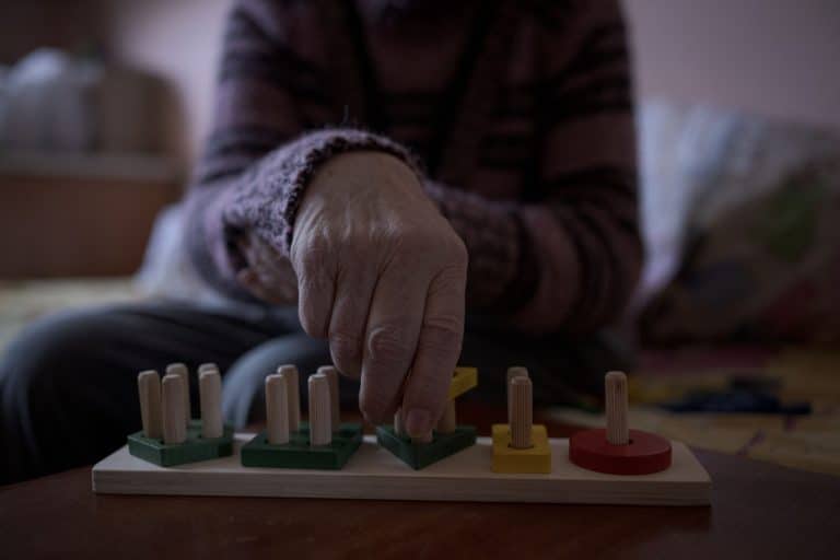 Caz șocant la un azil din Dâmbovița. O femeie a murit de frig după ce a fost uitată afară