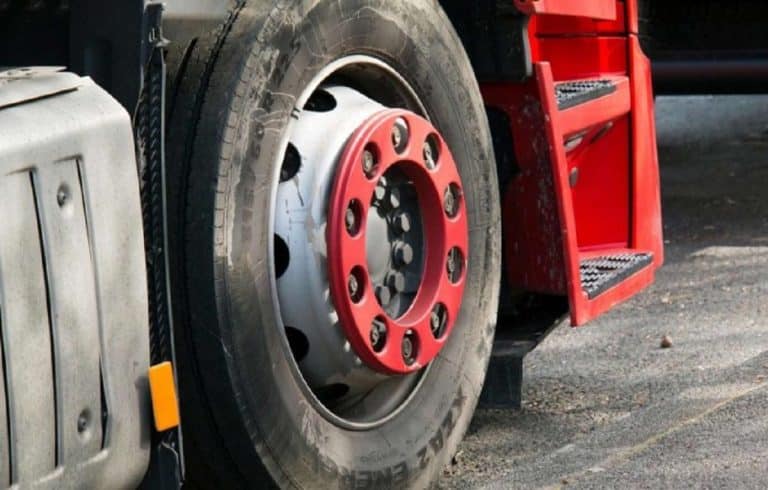 Patru camionagii români de TIR, prinși la furat motorină în Franța. O șoferiță de 27 de ani făcea parte din bandă