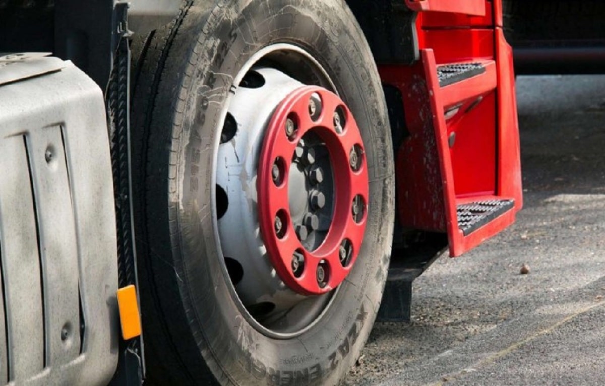 Patru camionagii români de TIR, prinși la furat motorină în Franța. O șoferiță de 27 de ani făcea parte din bandă