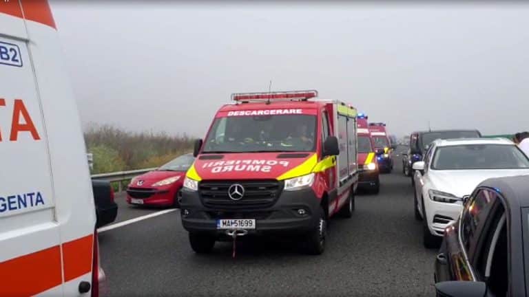 Explozie la o locuință din Prahova. O femeie a fost prinsă sub dărâmături