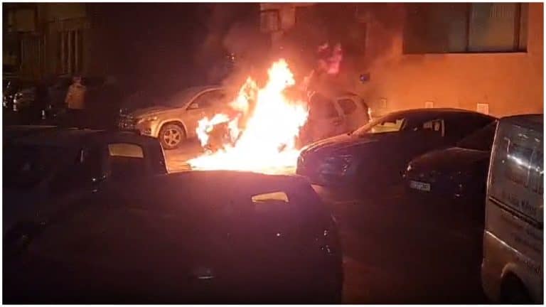 Mașină din Iași făcută scrum în urma unui atac mafiot. Ce se observă pe camerele de supraveghere