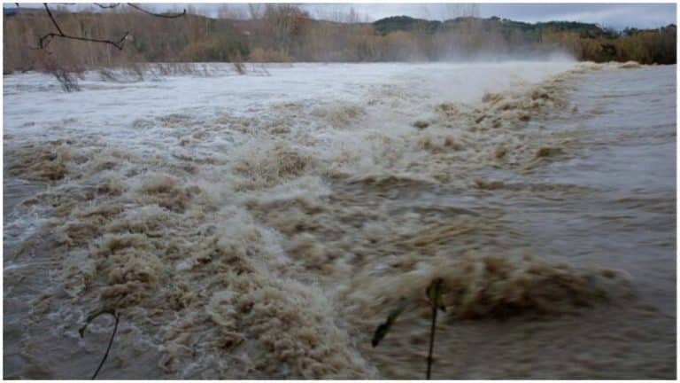 Crăciun de coșmar pentru locuitorii din Maramureș. Curțile oamenilor au fost inundate, noi avertizări de la hidrologi