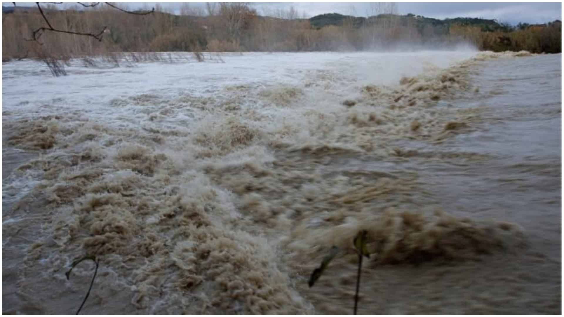 Crăciun de coșmar pentru locuitorii din Maramureș. Curțile oamenilor au fost inundate, noi avertizări de la hidrologi