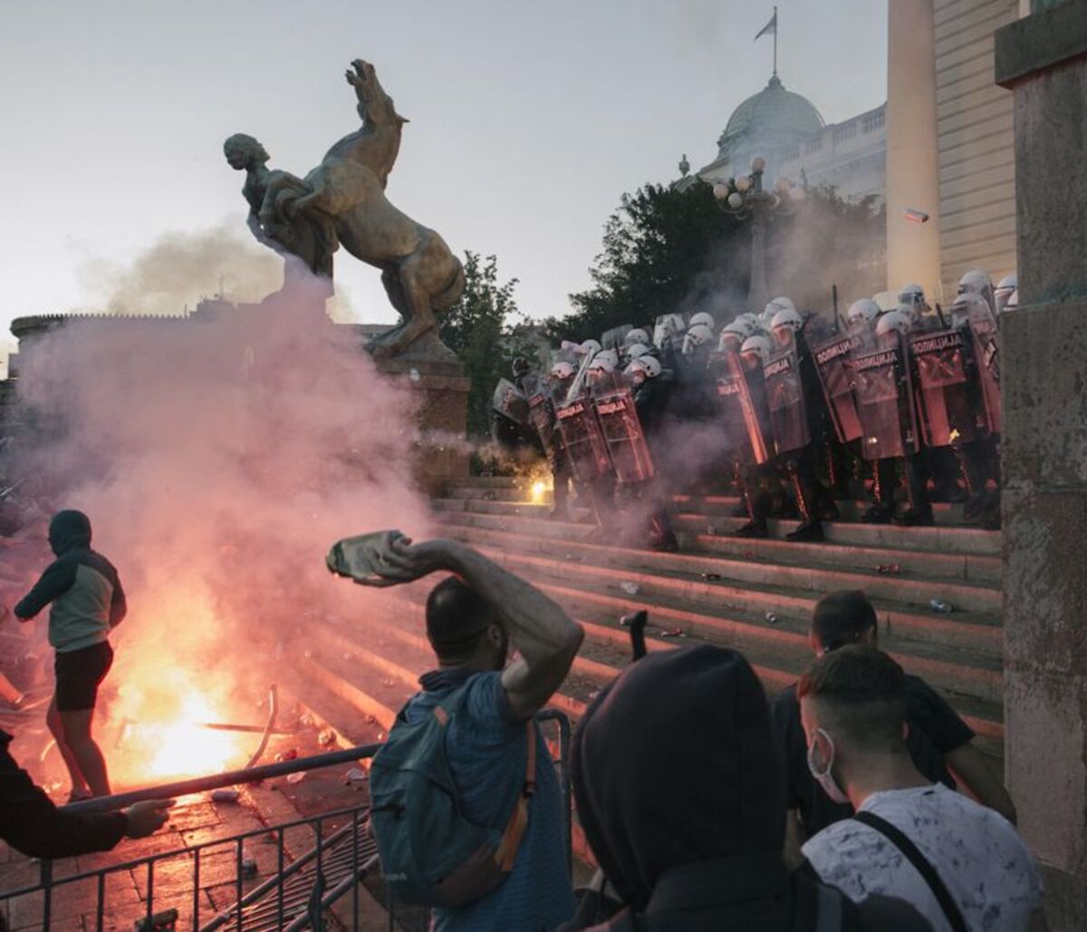 Proteste violente pentru a doua zi consecutiv, la Belgrad. Studenţii au blocat străzile