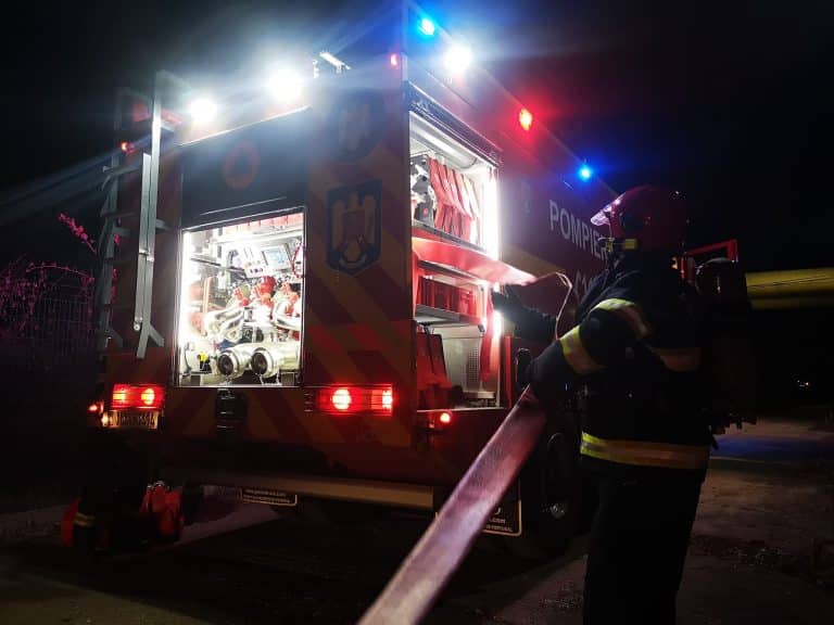 Gest extrem al unei tinere din județul Argeș. A dat foc apartamentului în care se afla împreună cu fiul de opt ani