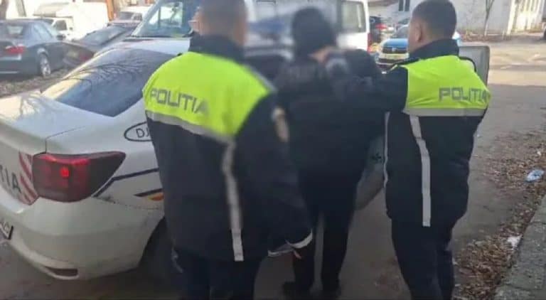 Tată și fiu, atacați și bătuți cu sălbăticie chiar la ei în curte. Poliția a trimis mai multe echipaje