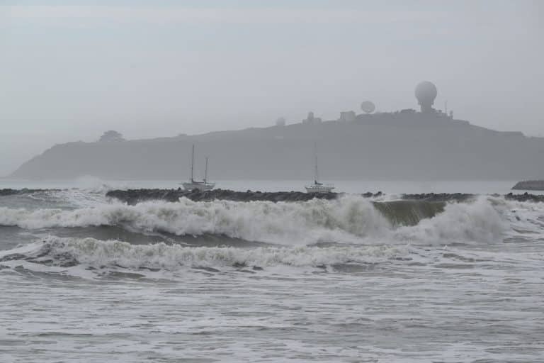 Vremea extremă face ravagii în California. Opt persoane au fost rănite de valurile de 12 metri care au provocat inundații în zona de coastă