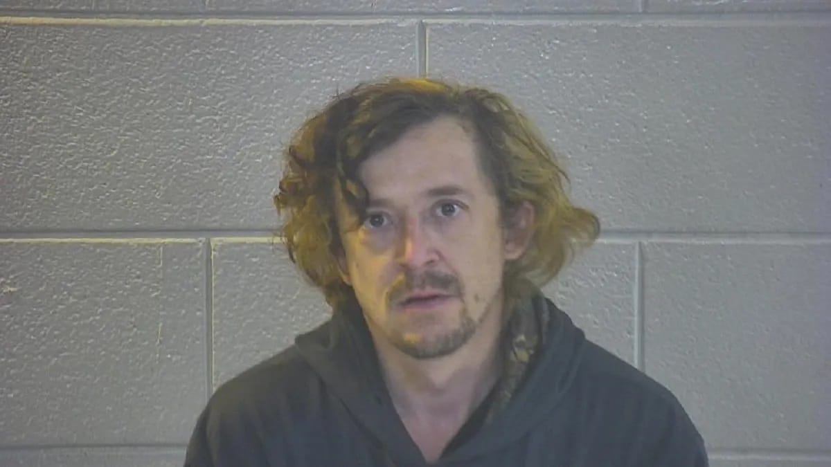 Adolescentă dată dispărută, găsită de polițiști într-o trapă secretă din dormitorul unui bărbat de 34 de ani. Caz șocant în SUA