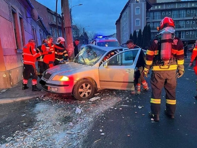 Grav accident în Sibiu, șoferul de 23 de ani avea permisul suspendat. Tânărul este intubat, cu traumatism cranio-cerebral