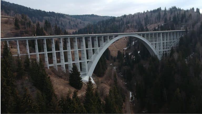 Un adolescent din Harghita a căzut de pe un pod înalt de opt metri. Prietenul lui a rămas agățat de un pilon