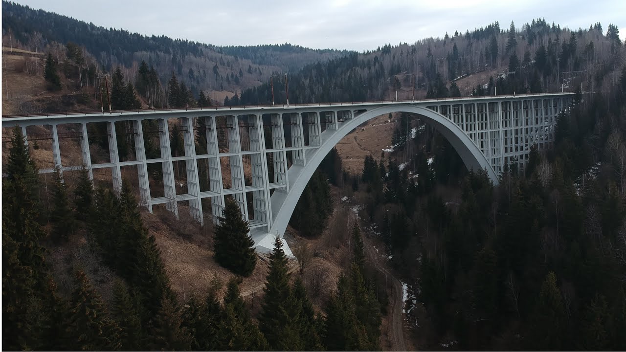 Un adolescent din Harghita a căzut de pe un pod înalt de opt metri. Prietenul lui a rămas agățat de un pilon