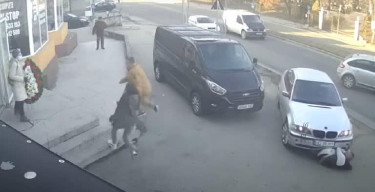 Video. Soferul care a lovit și târât intenționat un bărbat cu mașina, reținut pentru tentativă de omor. BMW-ul, folosit ca armă