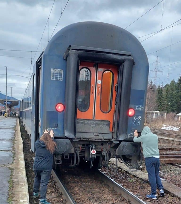 Întârzierile trenurilor CFR aduc călătorii la exasperare. Mai multe persoane au ”împins” o garnitură blocată la Predeal