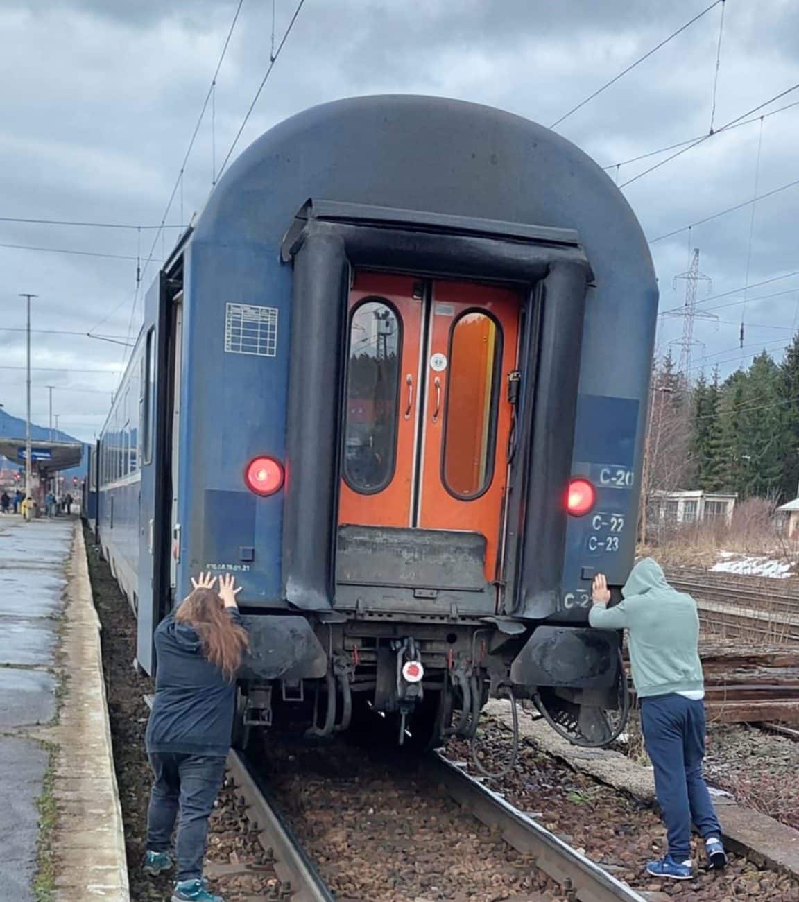Întârzierile trenurilor CFR aduc călătorii la exasperare. Mai multe persoane au ”împins” o garnitură blocată la Predeal