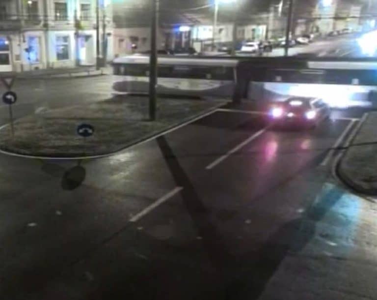 Băut și fără permis, un tânăr de 18 ani a intrat în plin într-un tramvai. Ar fi consumat și substanțe psihoactive