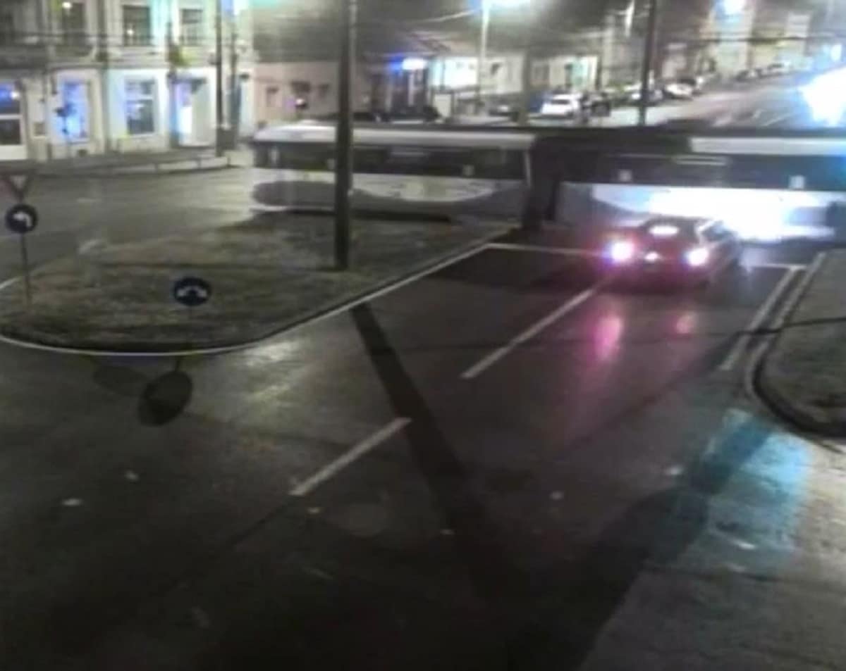 Băut și fără permis, un tânăr de 18 ani a intrat în plin într-un tramvai. Ar fi consumat și substanțe psihoactive