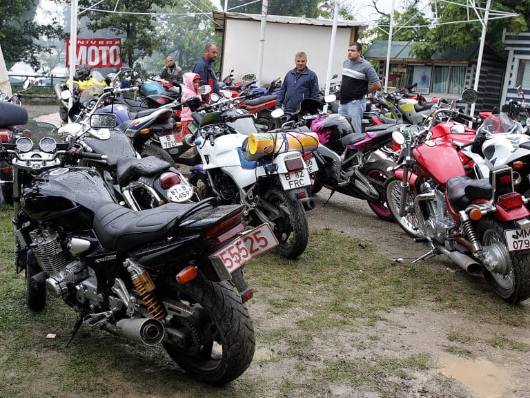 Șoferii de categoria B mai trebuie să aștepte până când vor putea conduce motociclete. Klaus Iohannis a sesizat Curtea Constituțională