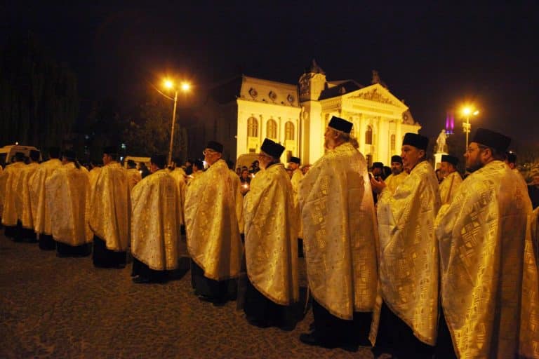 Un preot a lovit un pieton cu mașina și a fugit de la locul accidentului. Clericul mergea cu Boboteaza prin sat. Video