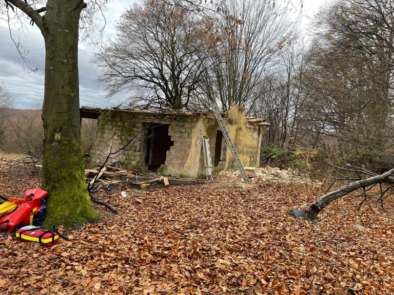 Tânăr de 21 de ani, omorât de casa pe care voia să o demoleze. Tragedia s-a petrecut la Sibiu, o altă persoană a fost rănită