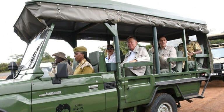 Klaus Iohannis a primit anul trecut cadouri în valoare de 38.000 lei. Cele mai scumpe sunt două tablouri pictate de Alina Ciuciu