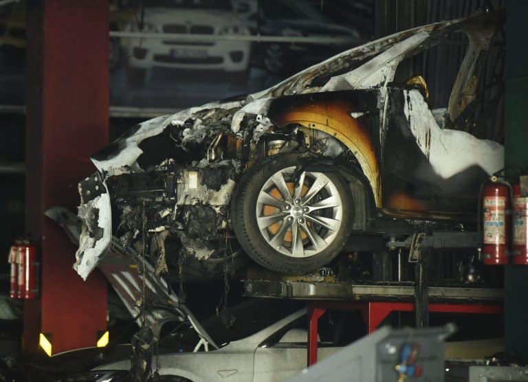 Mașinile electrice și riscul incendiilor în parcări. UE nu are reglementări de siguranță specifice și armonizate