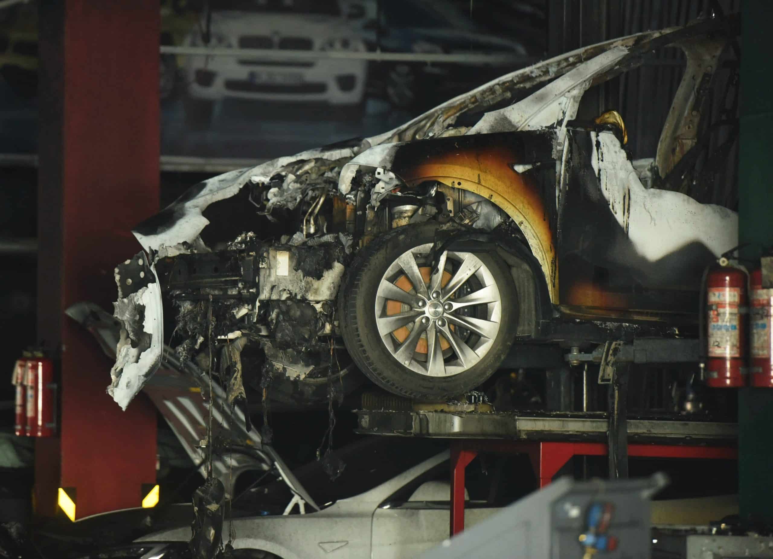 Mașinile electrice și riscul incendiilor în parcări. UE nu are reglementări de siguranță specifice și armonizate