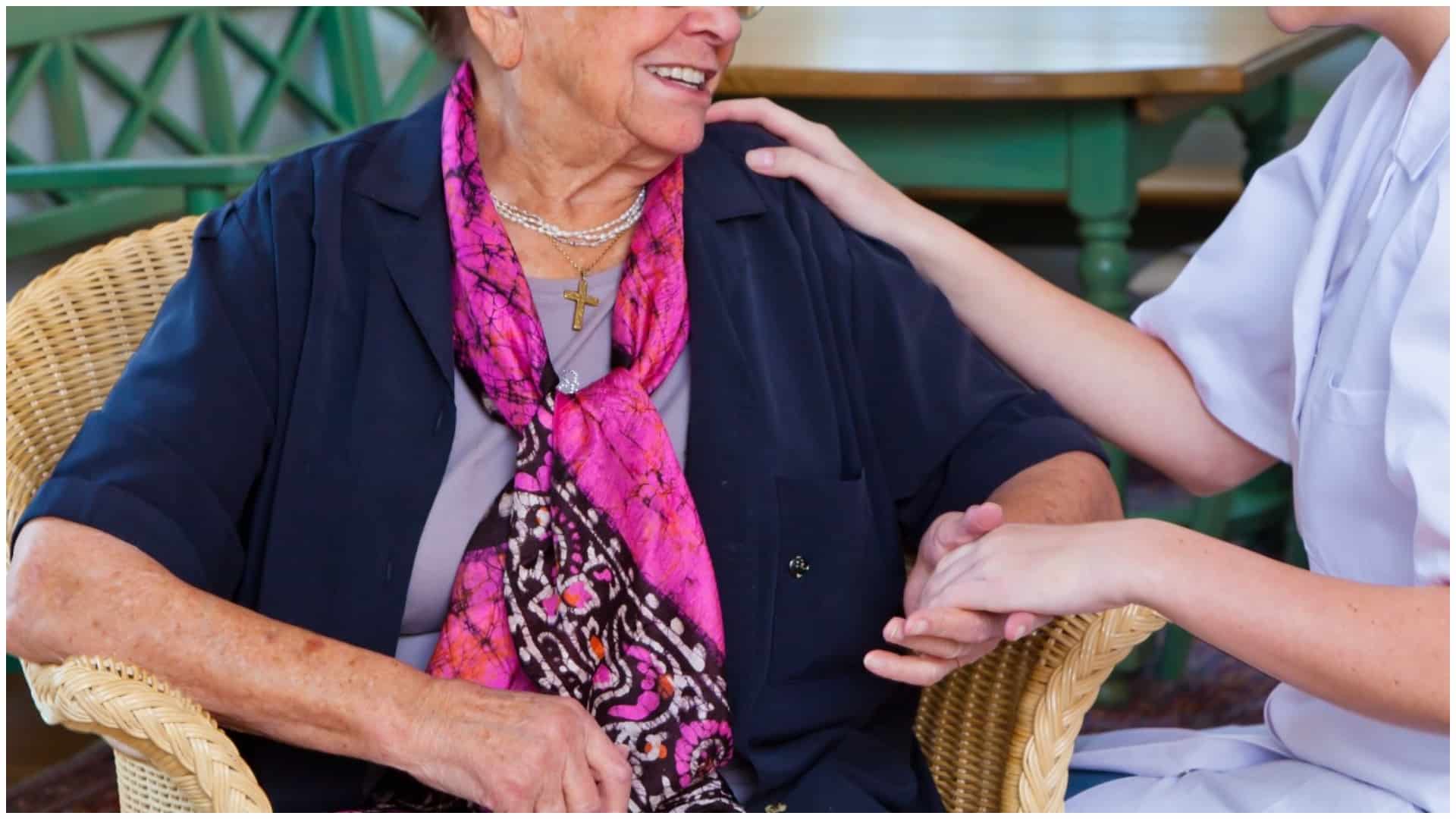 O badantă româncă a abandonat o italiancă într-un azil din România, timp de 7 ani. S-a mutat cu familia în casa bătrânei și i-a furat toți banii