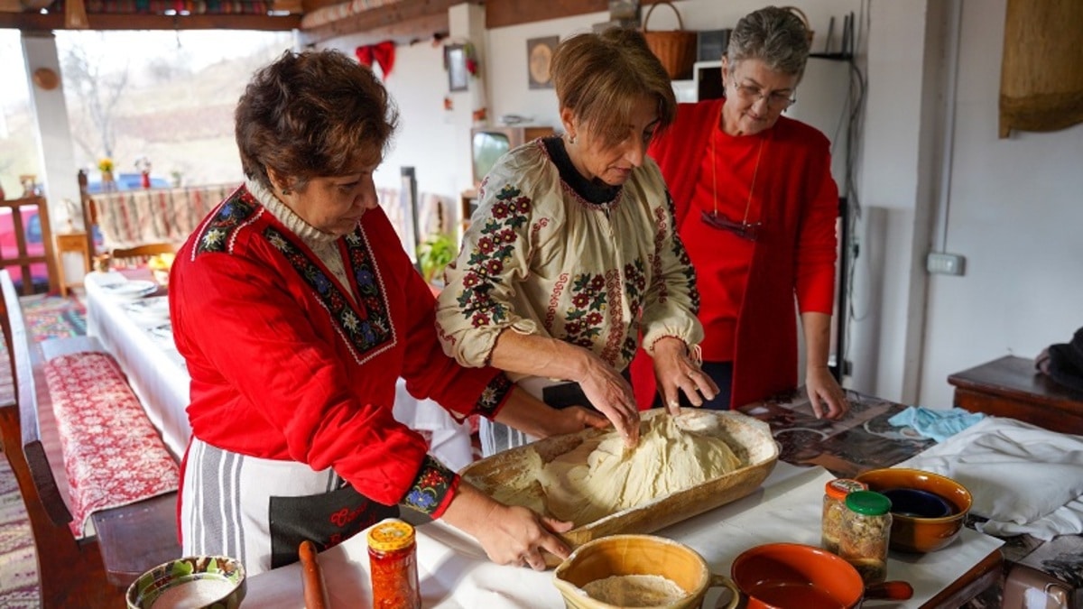 Gustul copilăriei, regăsit în inima Apusenilor. O localnică găteşte delicatese gastronomice de pe vremuri, mii de turişti îi calcă pragul