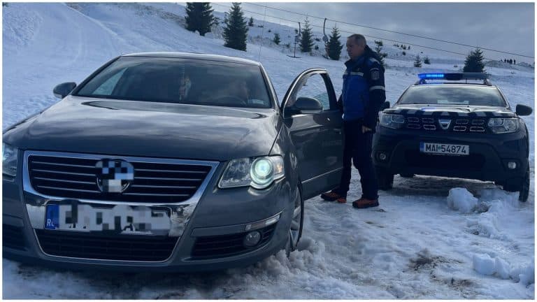 Tupeul unui turist român. A încercat să traverseze cu mașina pârtia de schi, pentru a lăsa bagajul la hotel