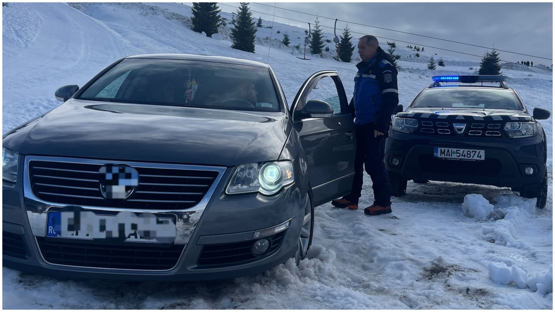 Tupeul unui turist român. A încercat să traverseze cu mașina pârtia de schi, pentru a lăsa bagajul la hotel