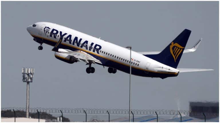 Un avion Ryanair care trebuia să aterizeze la Otopeni, a ajuns la Băneasa. Pasagerii, revoltați după ce au fost blocați în aeronavă