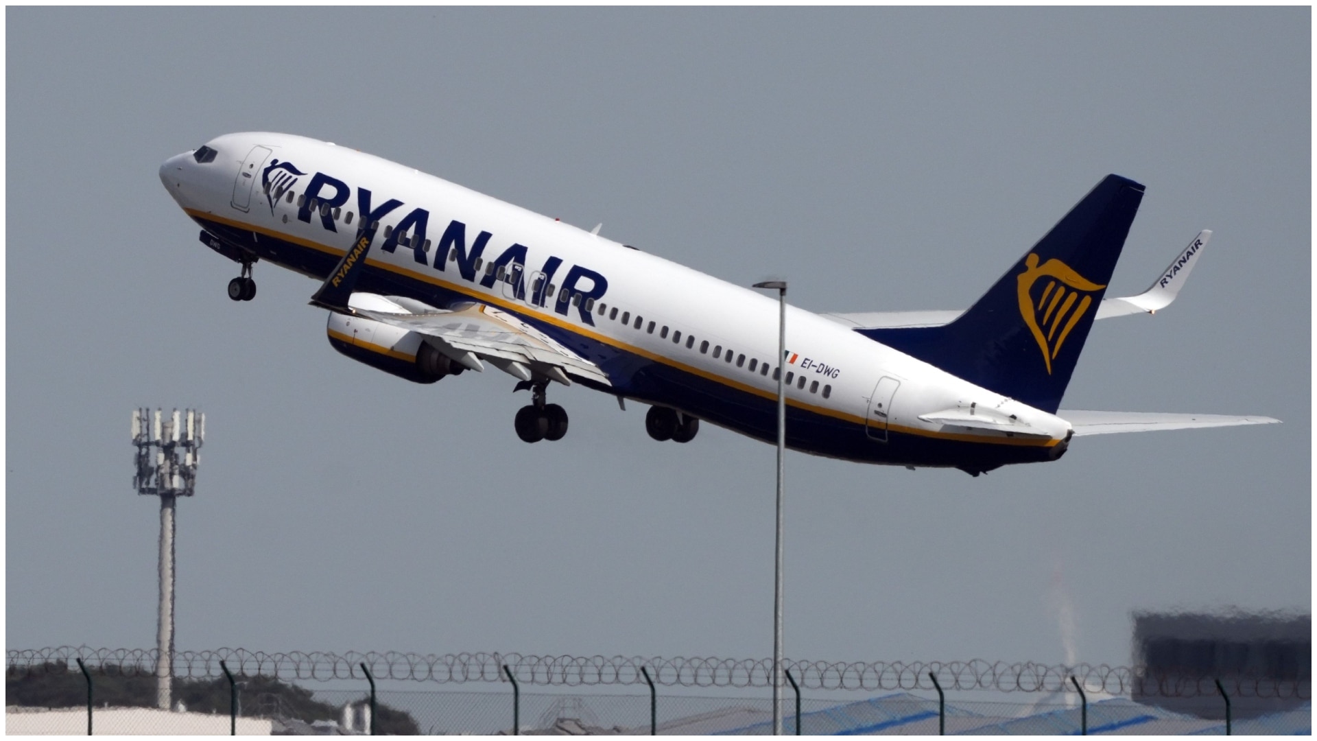 Un avion Ryanair care trebuia să aterizeze la Otopeni, a ajuns la Băneasa. Pasagerii, revoltați după ce au fost blocați în aeronavă