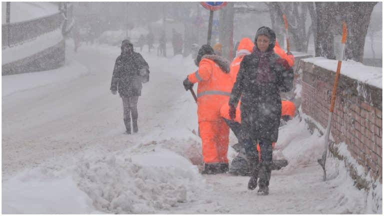 Vremea rea închide mai multe școli și licee din România. Lista unităților de învățământ afectate