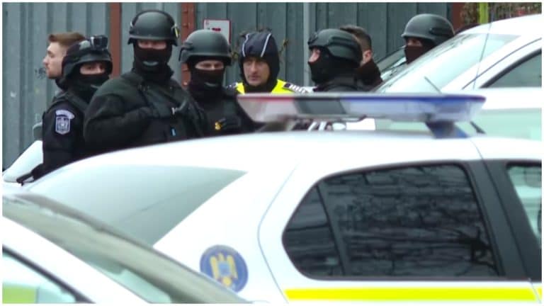 Alertă în Capitală. Un bărbat și-a amenințat cu moartea o vecină, apoi s-a baricadat în locuință. Două pistoale găsite asupra suspectului. Update