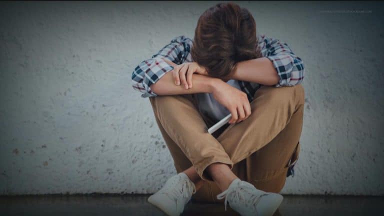 Bărbat din Vrancea, șantajat cu imagini intime trimise unei femei cunoscute pe Facebook. Câți bani i s-au cerut