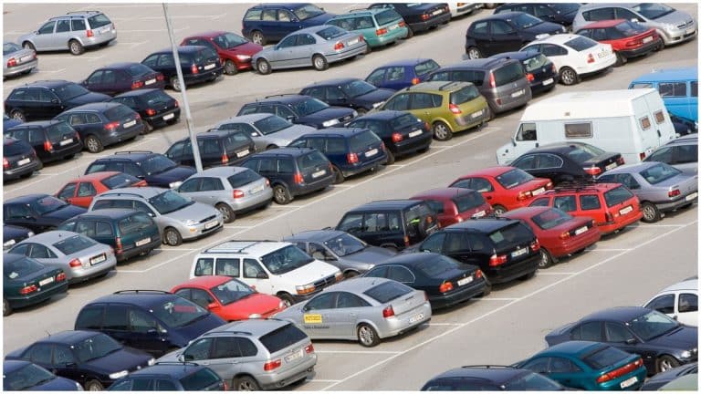 Cât costă impozitul auto în 2024 și până când poate fi achitat. Mașinile scutite de plată