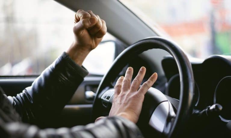 Scandal între șoferi, într-o intersecție din sectorul 4. Un bărbat a fost înjunghiat, după o șicanare în trafic