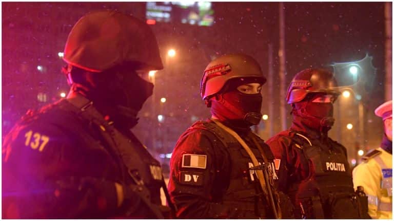 Bărbat din Vrancea, baricadat în casă fără căldură și mâncare, salvat de luptătorii SAS. Omul a fost transportat la spital