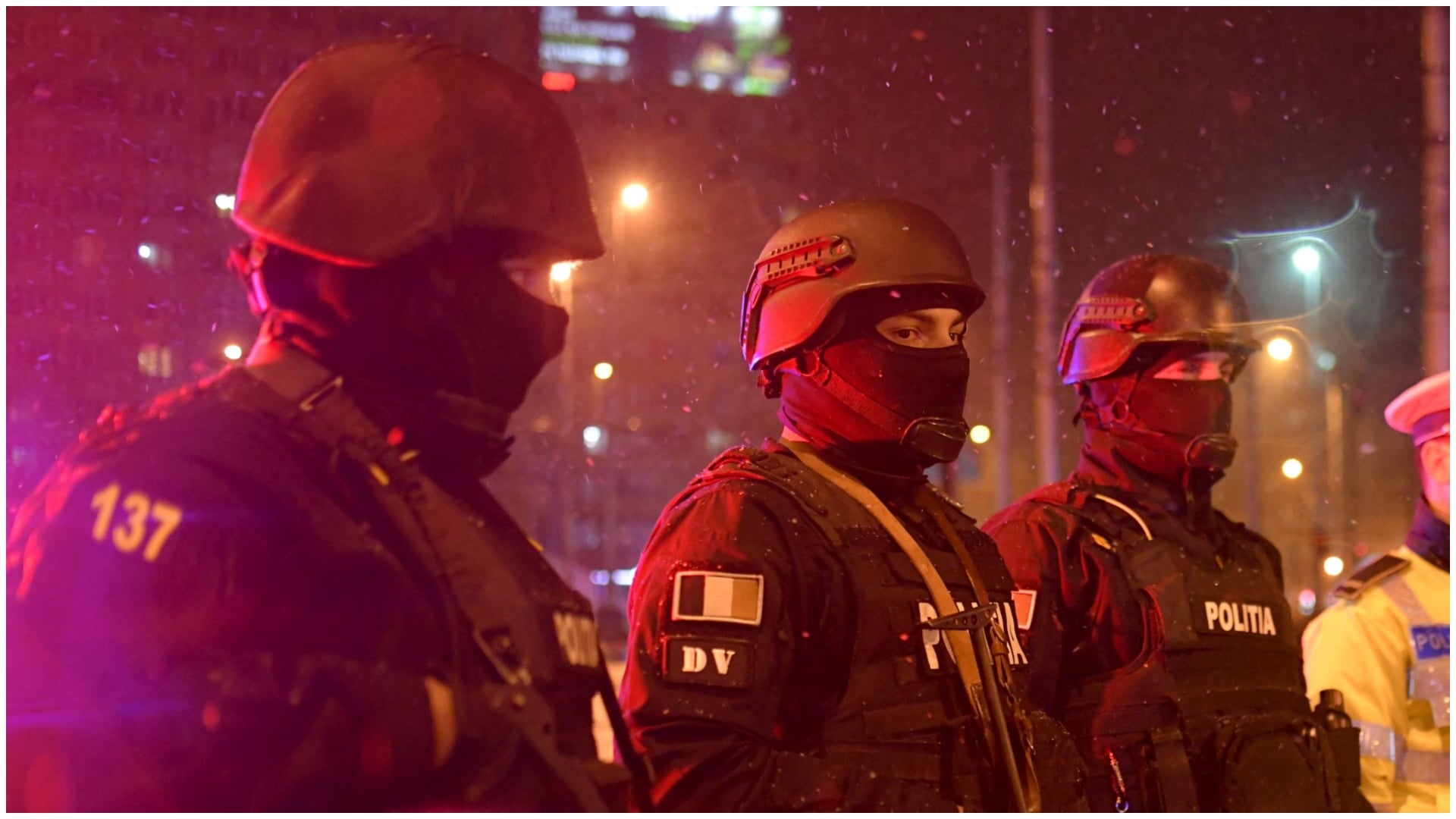 Bărbat din Vrancea, baricadat în casă fără căldură și mâncare, salvat de luptătorii SAS. Omul a fost transportat la spital