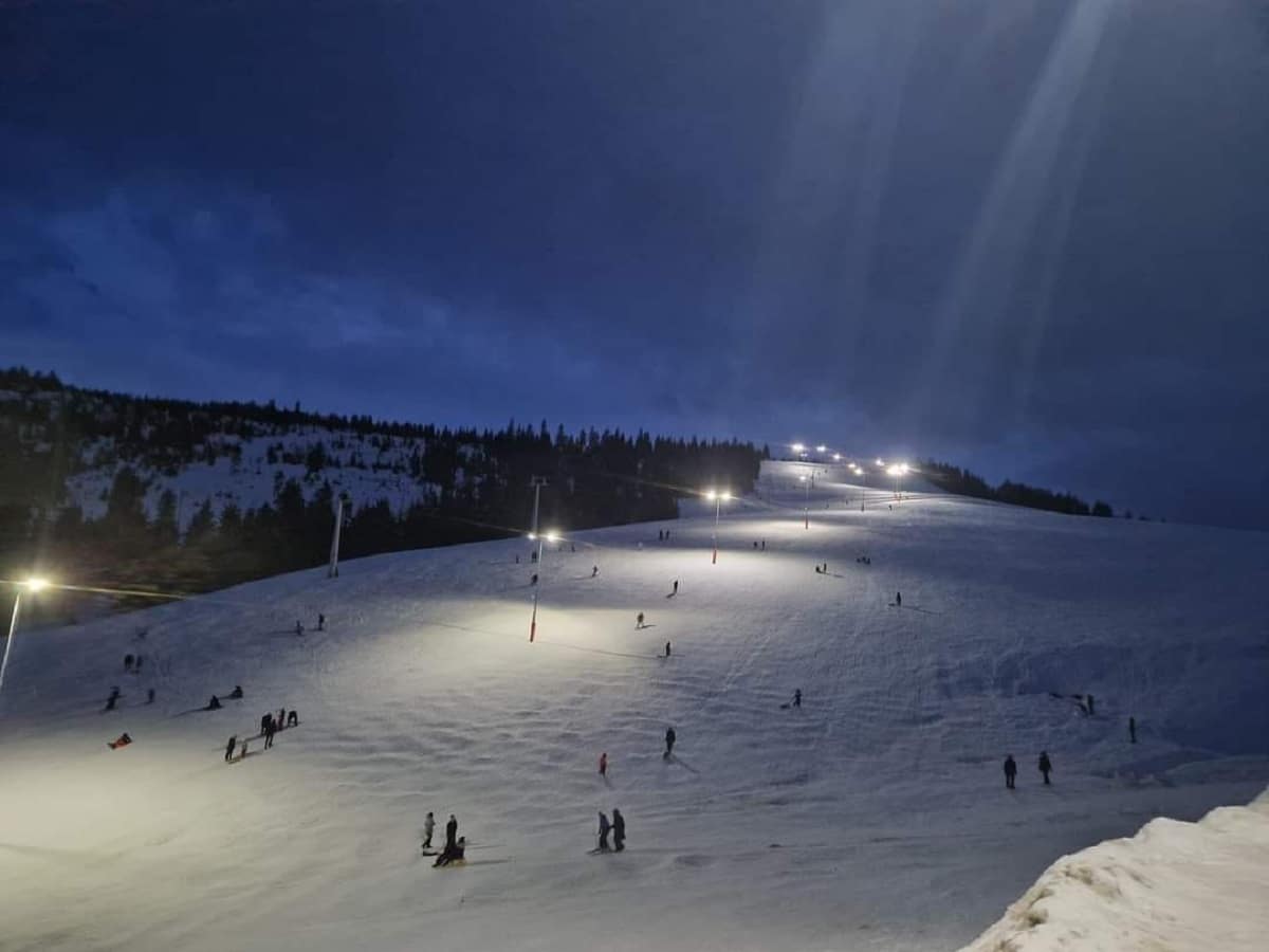 Pană de curent pe pârtia de schi Prislop, mai mulți schiori au rămas blocați în telescaun. Planul roșu de urgență a fost activat