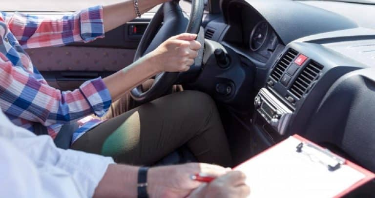 Tinerii care pot face gratis școala de șoferi. Ce condiții trebuie îndeplinite și care este data limită de aplicare