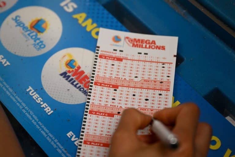 A câștigat peste 3 milioane de dolari la loterie, dar banii parcă sunt un blestem. „Nu mai pot ieși din casă, nu pot merge nicăieri”