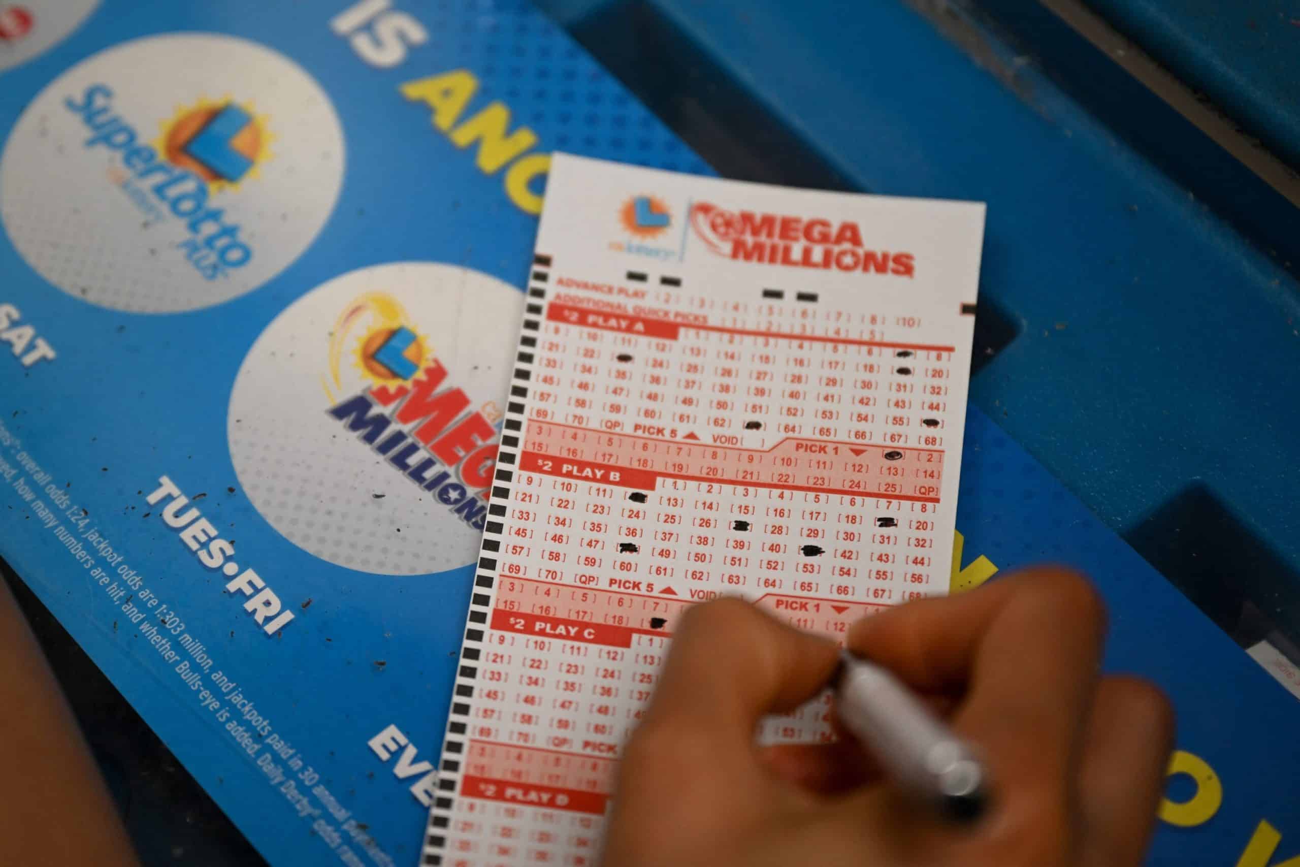 A câștigat peste 3 milioane de dolari la loterie, dar banii parcă sunt un blestem. „Nu mai pot ieși din casă, nu pot merge nicăieri”