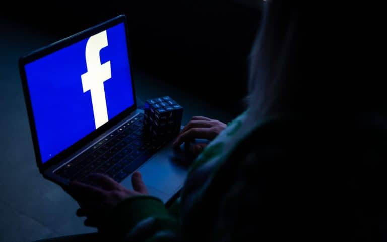 Atenție, o nouă tentativă de fraudă pe Facebook. Mesajele care sunt trimise de hackeri