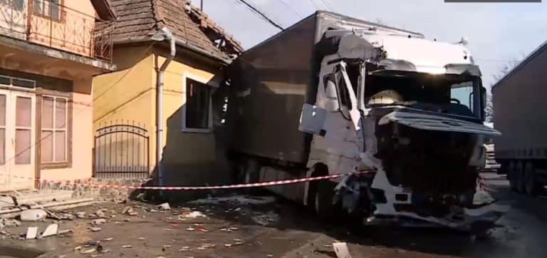 Video. Un TIR derapează și face praf două case. Impactul devastator, surprins de camere