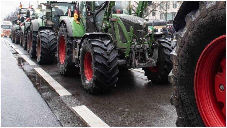 Decizie importantă luată de Guvern. Șoferii cu permis categoria B vor putea conduce și tractoare