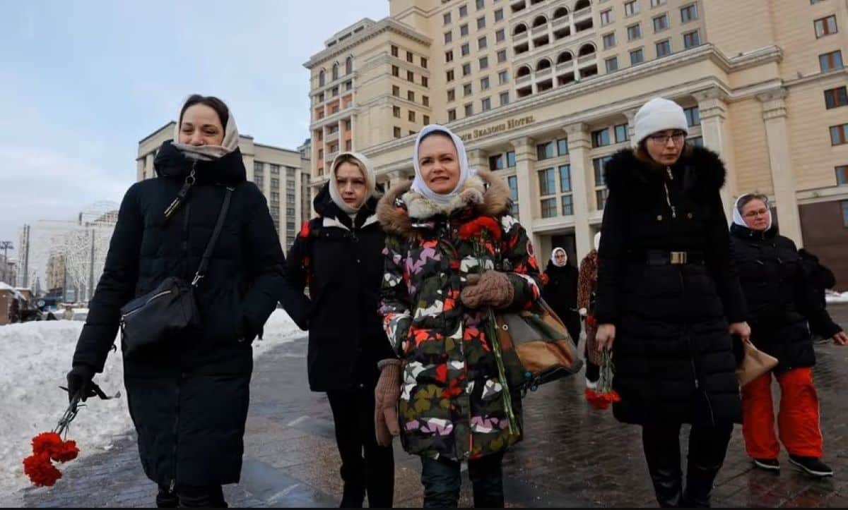 O rusoaică l-a sfidat pe Putin chiar la sediul de campanie al acestuia. Femeia și-a cerut soțul înapoi de pe front