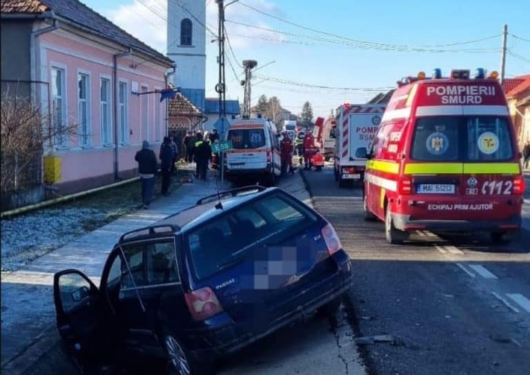 Ambulanță lovită într-un accident rutier în Bistrița-Năsăud. Trei persoane au fost rănite