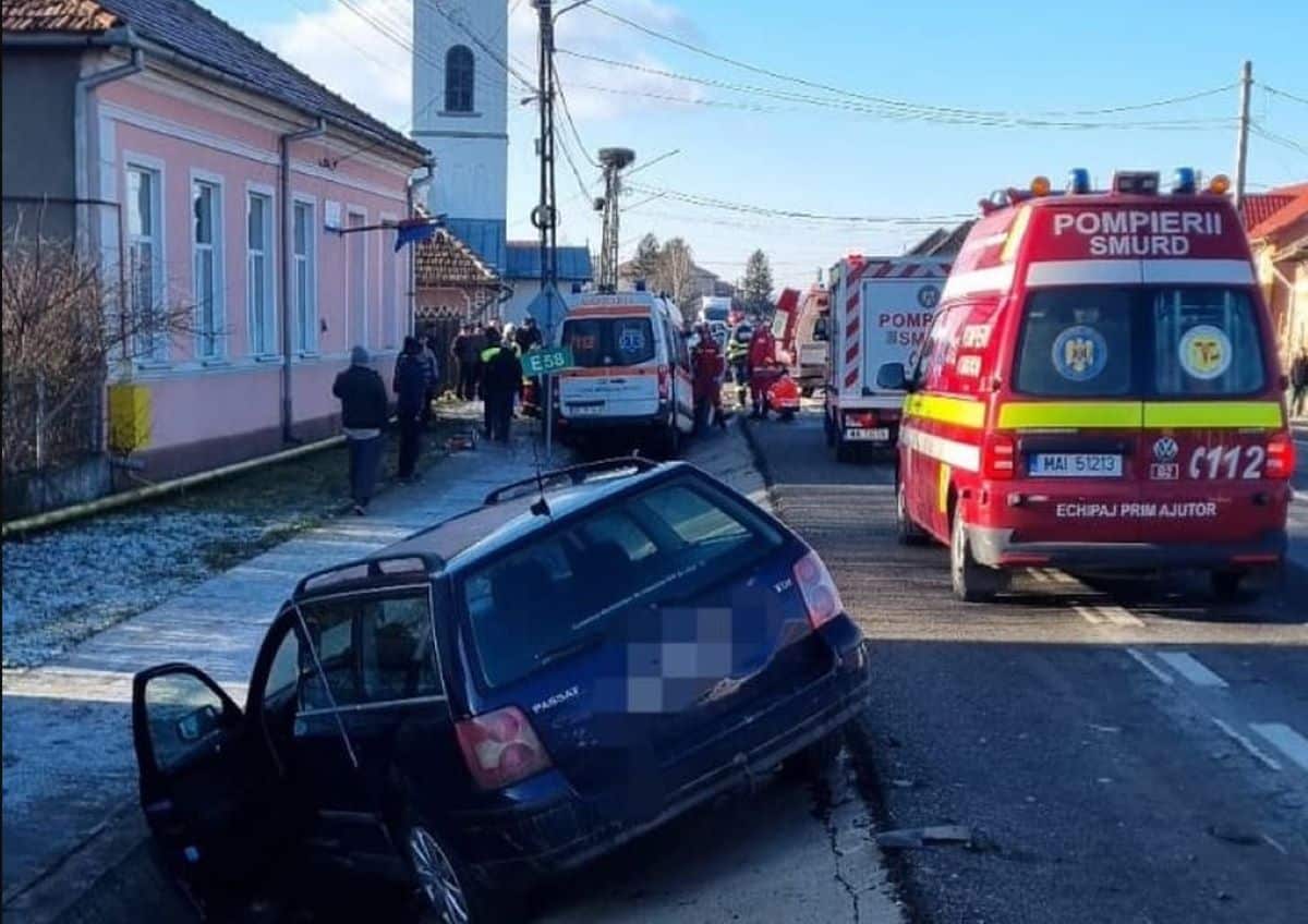 Ambulanță lovită într-un accident rutier în Bistrița-Năsăud. Trei persoane au fost rănite